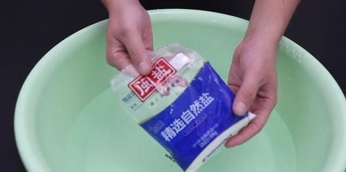 洗洁精|清水拖地等于“白拖”,在水里倒一点,地面干净不留水渍,太棒了