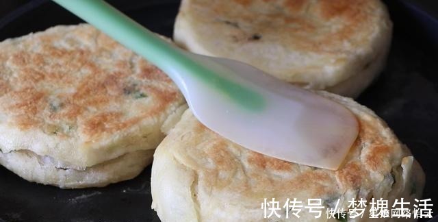 饼子|懒人葱花饼，年夜饭我家最爱的主食，不和面不揉面，个个松软多层