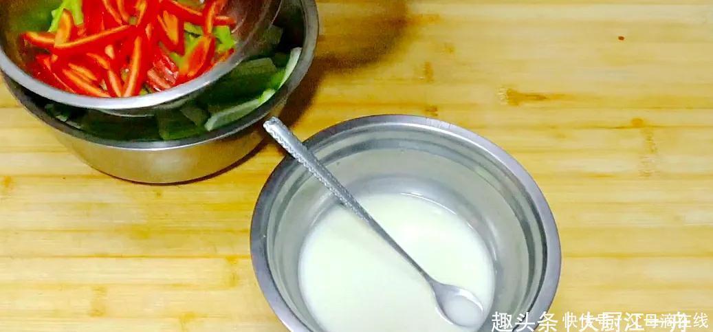 炒丝瓜时，最忌直接放油，教你饭店做法，丝瓜翠绿不出水不发黑