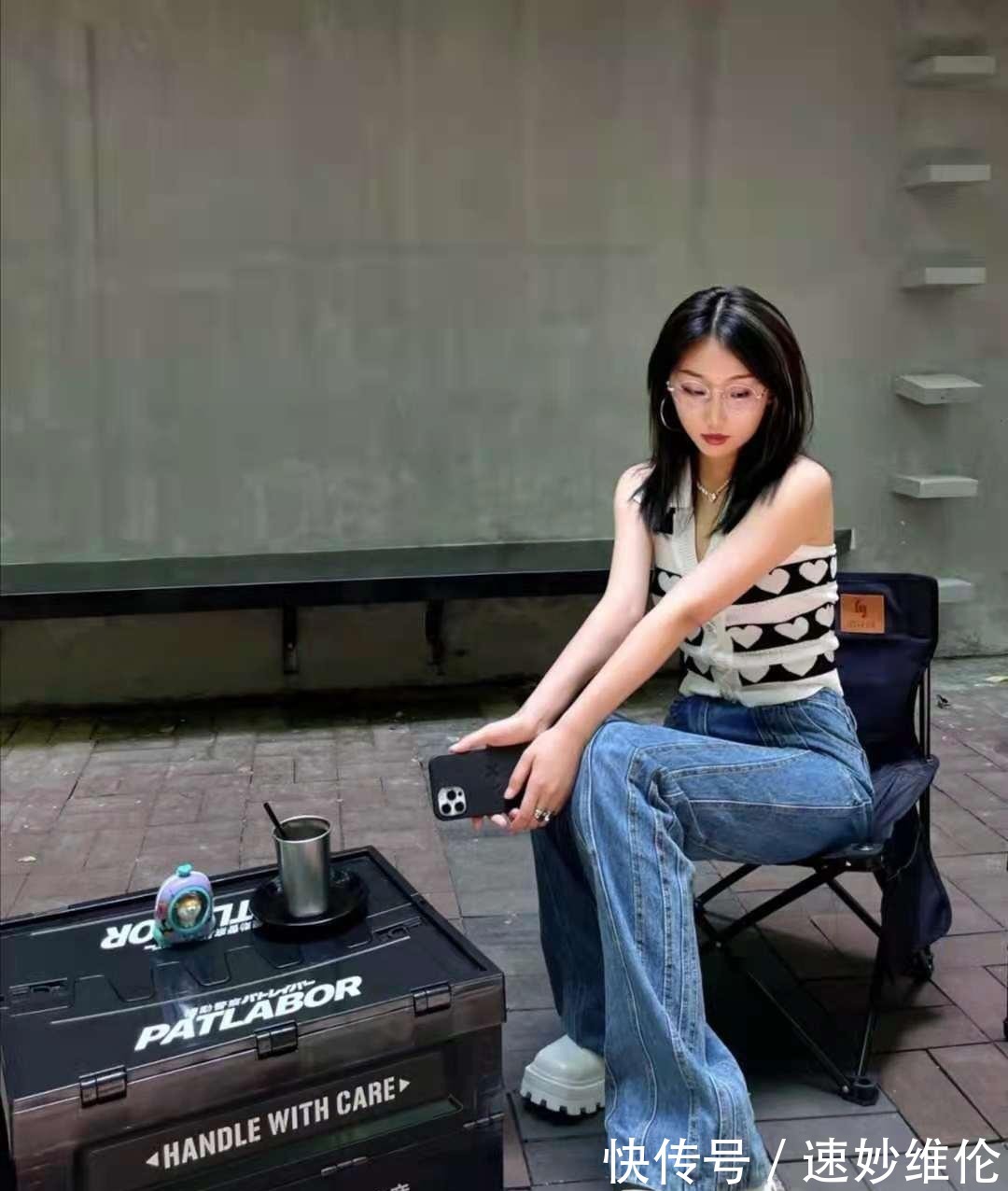 深蓝色|牛仔裤搭配什么上衣好看