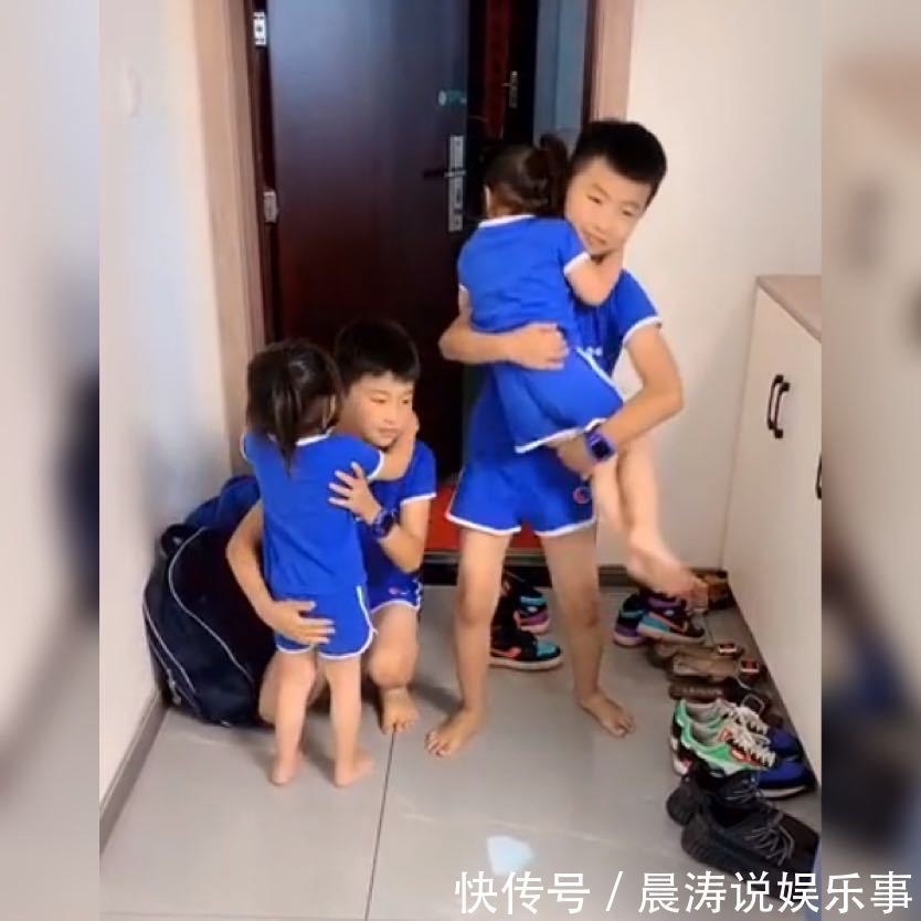 hcg指数|双胞胎哥哥放学回家,双胞胎妹妹“求抱抱”火了,网友:太羡慕了