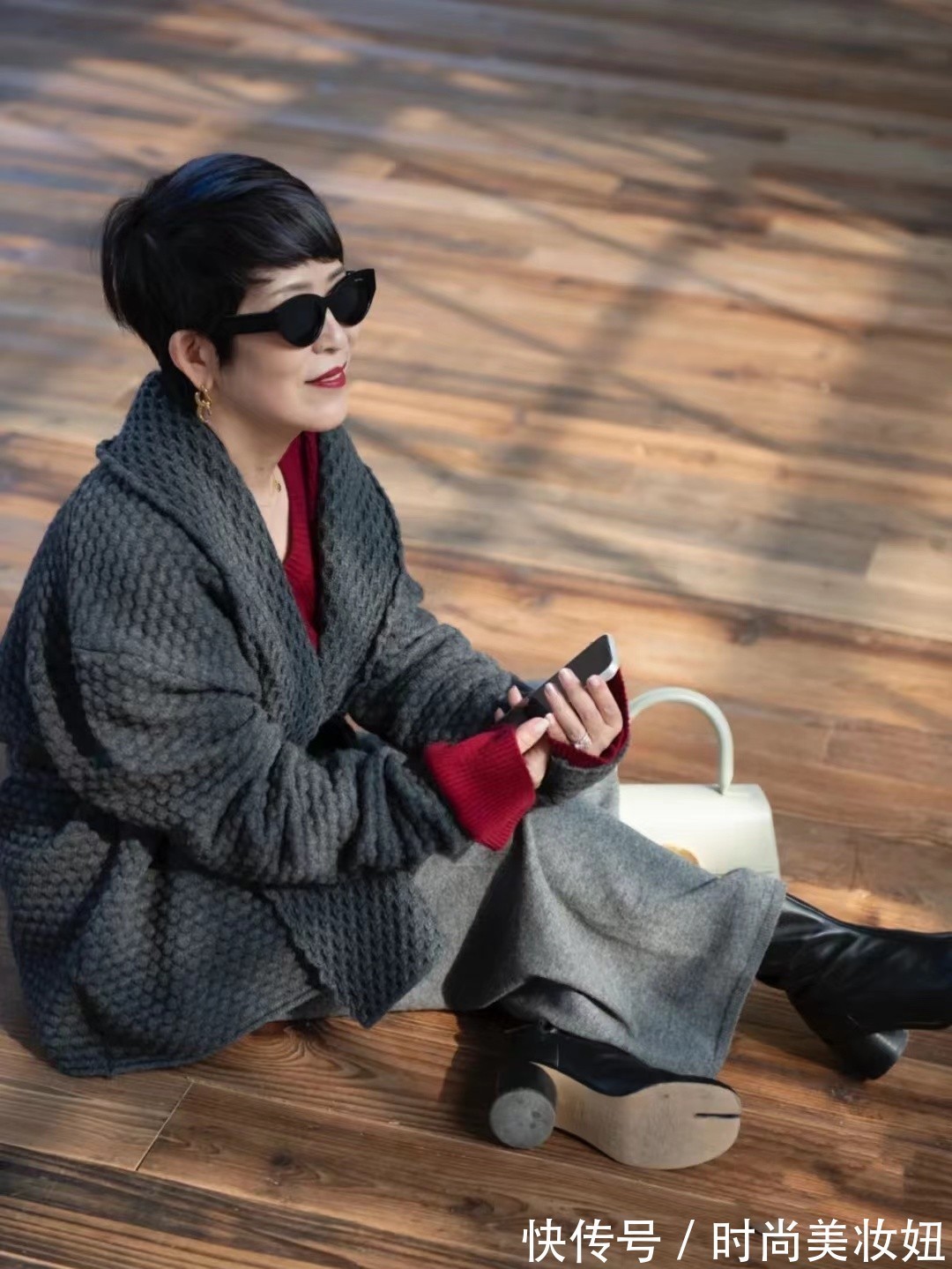 毛衣|60岁的女人越简单越高级,看这位奶奶的穿搭,显得气质又优雅