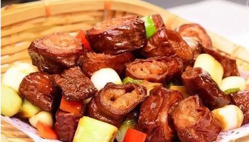 将清理好的猪头肉切成大小均匀的块，营养美味，大肠蘸酱吃，学会做给家人尝尝吧