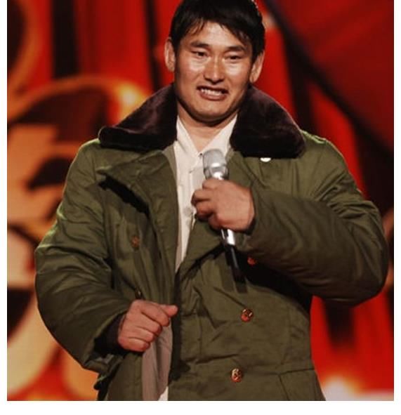 主持人問為什么不離開農(nóng)村，大衣哥的回答展示出了農(nóng)民的愚昧