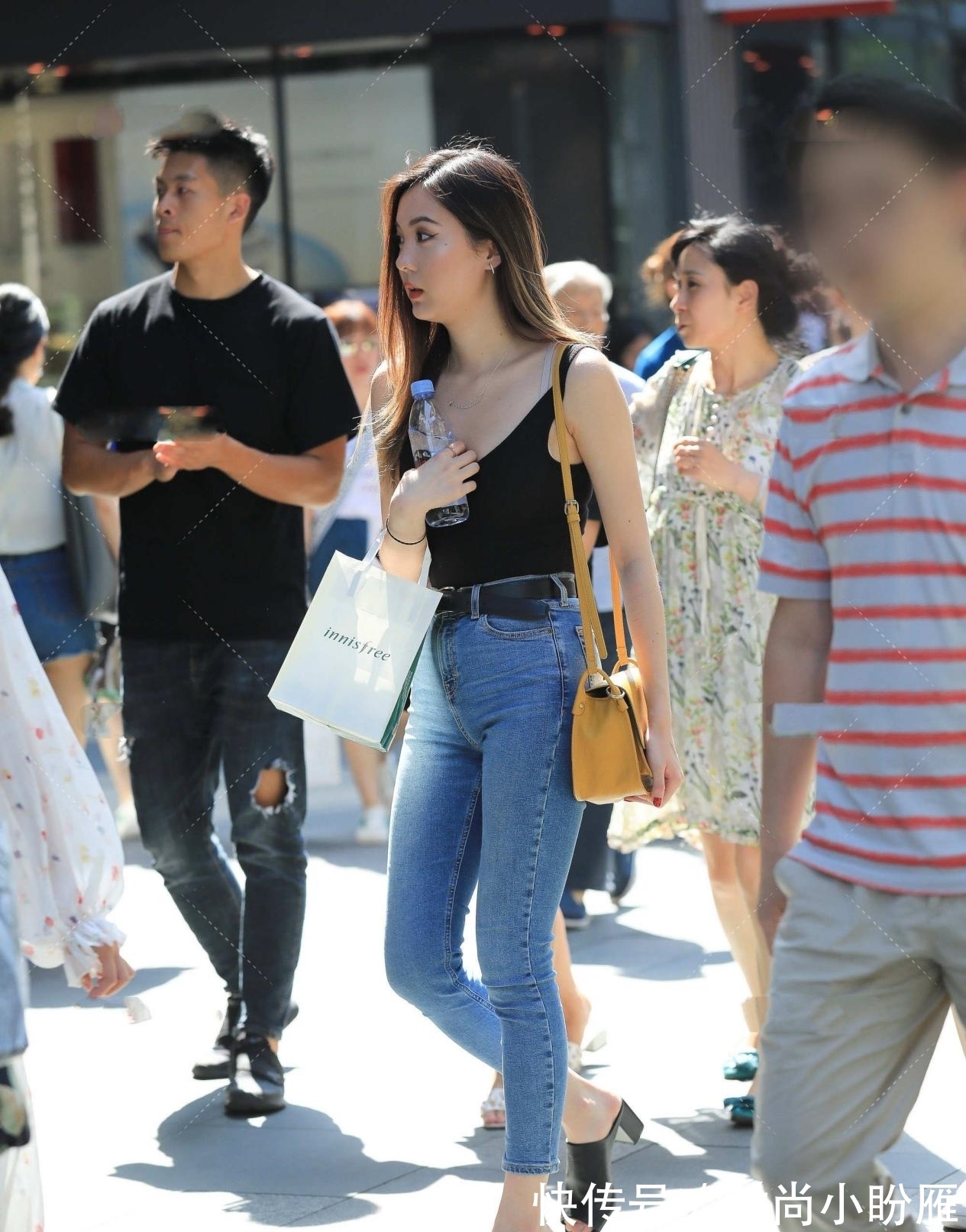 穿搭 背心搭配修身牛仔裤,显高又显瘦,来get同款吧