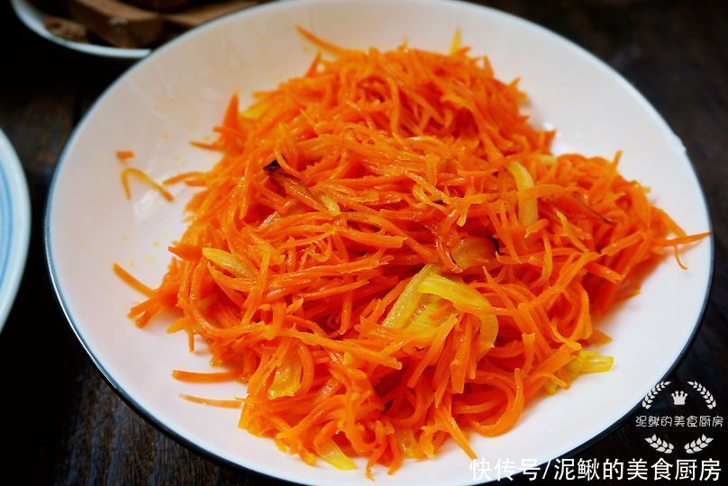 青蒜|北京一家人的晚餐,发到朋友圈火了,网友:太寒酸了