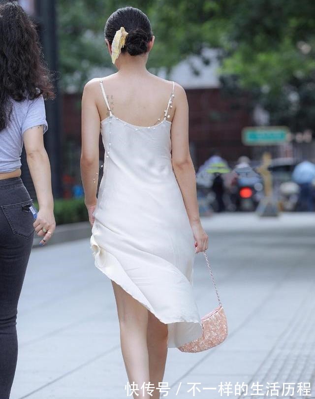 身材 平坦的身材需要装饰,裙子能让身材曲线突出,更具女性气息!