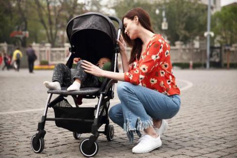 脊柱|宝宝不满这个月龄不建议坐婴儿车,对脊柱有影响,爸妈别大意了