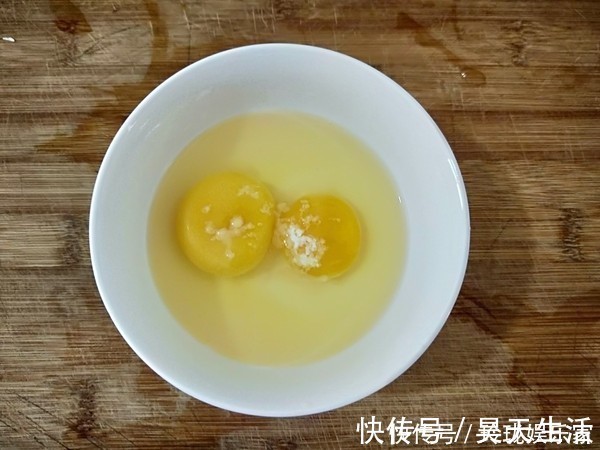 鸡蛋和“它”是绝配,经常吃补钙还不长肉,老人孩子都需要多吃