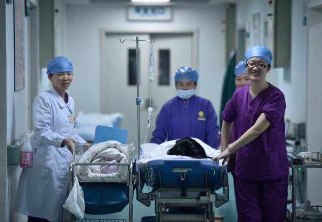 性别|产房里,妈妈看眼“性别”,新生儿被直接抱走,为什么这么匆忙