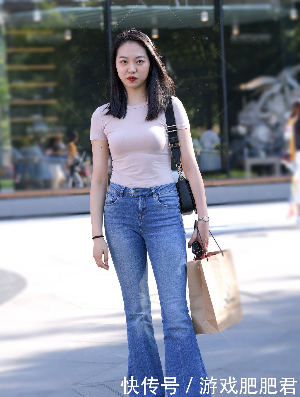 出门逛街少不了闺蜜陪伴,个性的穿搭让你展现出专属风采