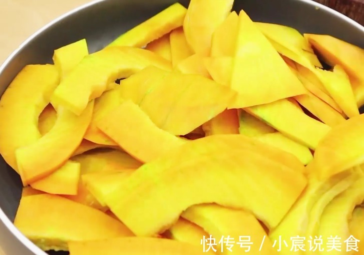 南瓜别再炖着吃了,加入一把大枣,筷子搅一搅,蓬松暄软,太香了