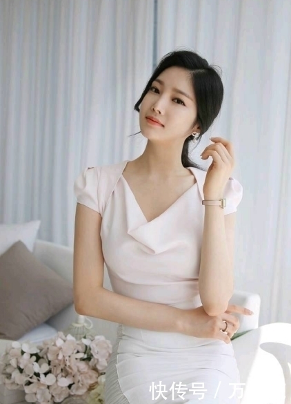 街拍|楚楚动人的小姐姐,搭配紧身裙,美得一点也不会掉范!