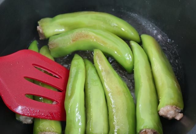 猪肉|冬天,这菜是个宝,维C比橙子还高,酿猪肉煎一煎,开胃更暖身