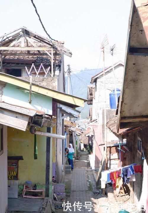 印尼爪哇岛|实拍印尼爪哇岛当地村落，贫富差距大，一半住茅草屋，一半住洋楼