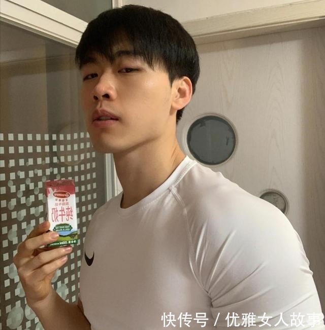 私教|青春阳光有活力的健身私教,喜欢喝纯牛奶的小哥哥,果然皮肤白净!