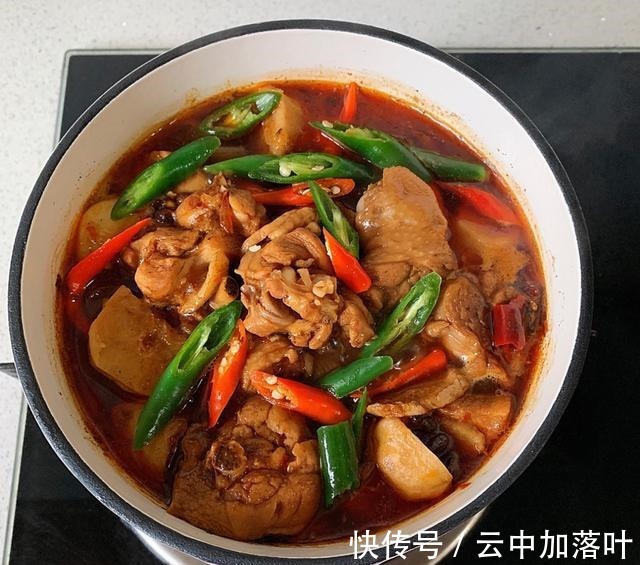 芋头搭配鸡肉这样做,芋头绵软,鸡肉细嫩入味,太解馋了!