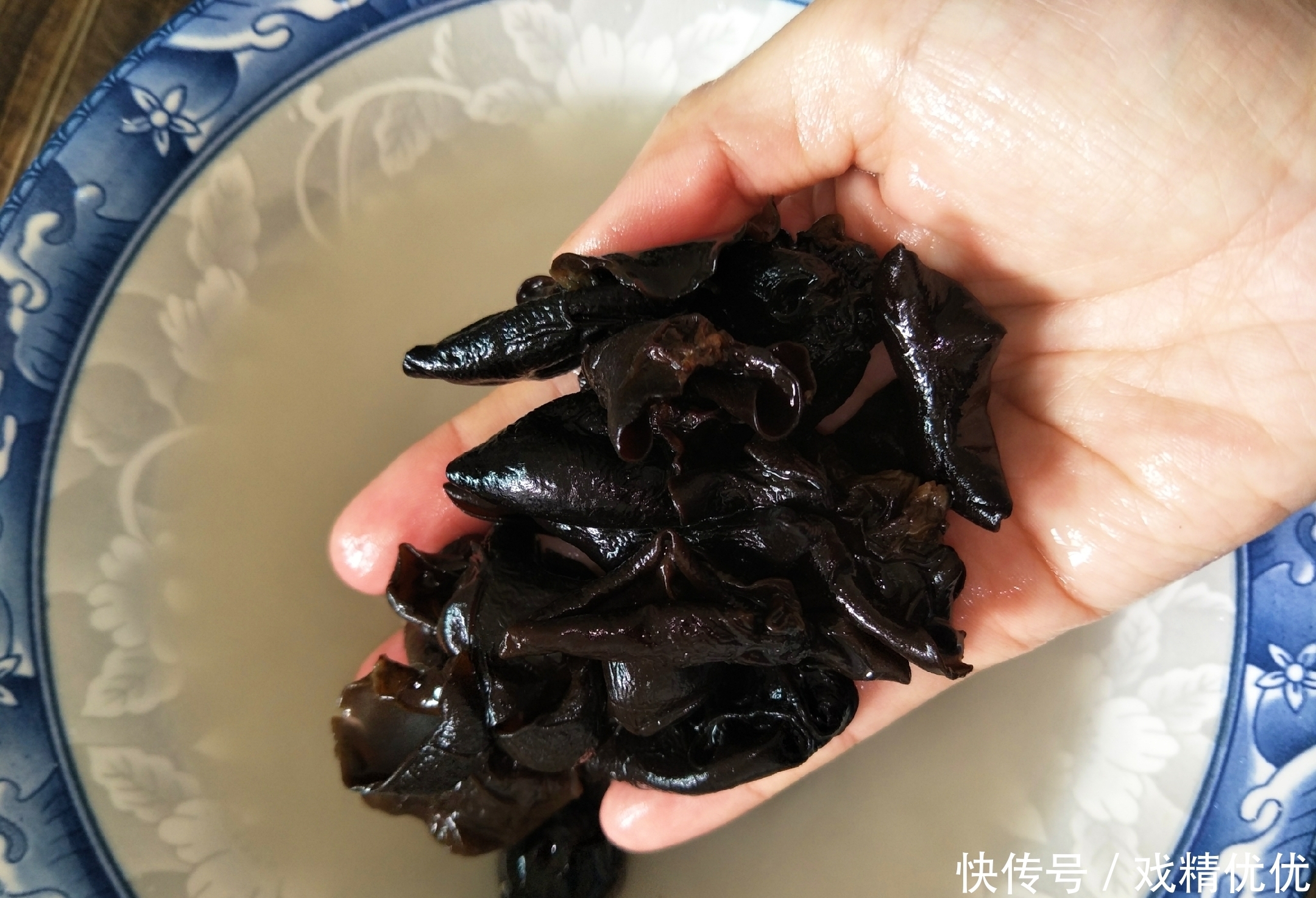 肉质|泡发木耳时,用冷水还是热水?泡几分钟合适,教你详细烹饪方法