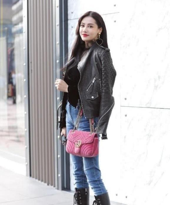 脚踩|身穿吊带连衣裙的小姐姐，脚踩高跟鞋，精致又大气