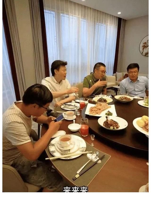 高估|知名男主持1组饭局私照流出，打脸多少人：不要高估你的人脉