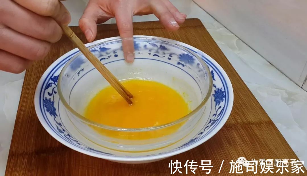 2勺面粉,1个鸡蛋,筷子搅一搅,做法比油条简单,比麻花都好吃