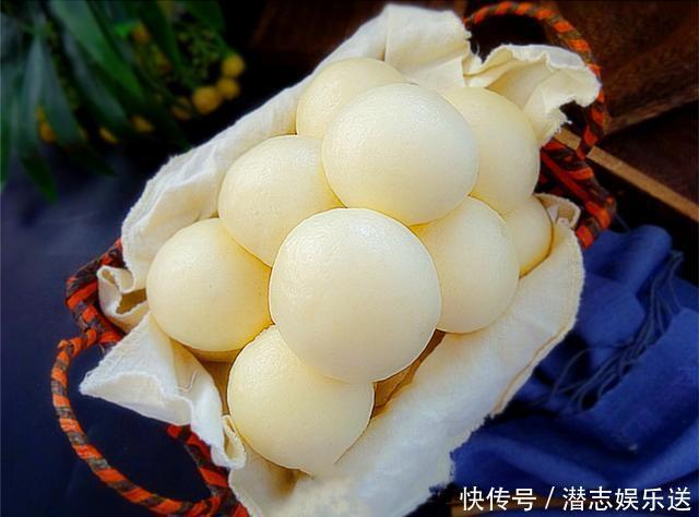 蒸馒头时，不要只加酵母，面里加这两样，馒头又白又软又香