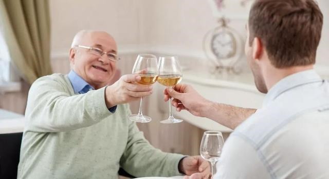 牛奶+鸡蛋|45岁后，懂得吃很重要！建议：早餐“三忌口”、晚餐“四不要”！