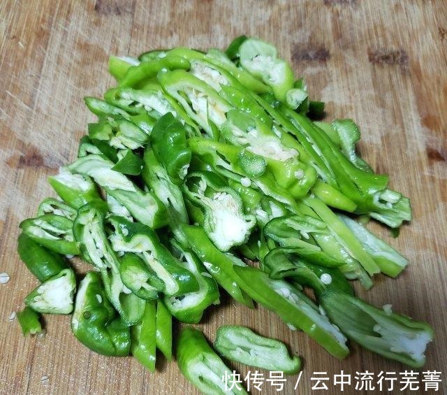 苦瓜|尖椒炒苦瓜，香辣可口，下饭菜！