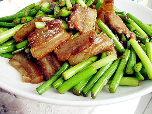 蒜苔炒肉时，蒜苔直接下锅炒大错特错，多加一步，更香又入味