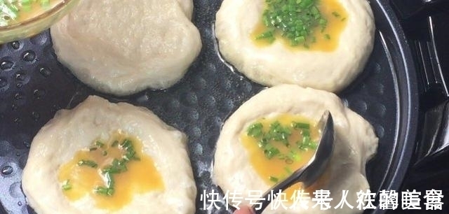 两个鸡蛋，一碗面粉，不用揉面，筷子搅一搅，孩子嚷着还没吃够！