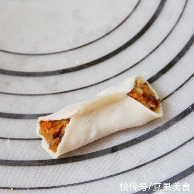  锅贴|简单快手，下班回家也能做的香菇鸡肉锅贴