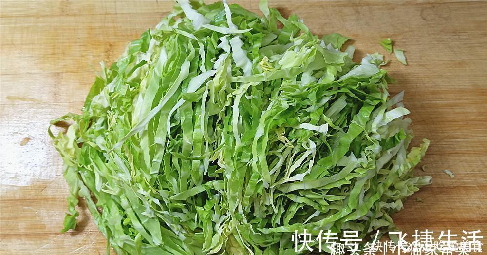 好吃|包菜炒粉条怎么做才好吃?教你1个小技巧,不坨不粘锅,味道也香