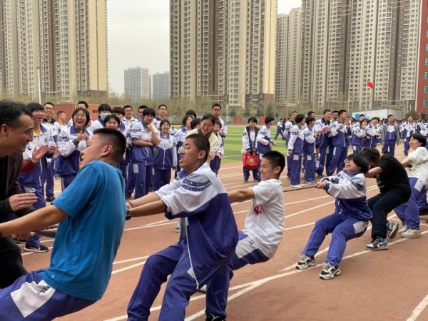 济南中学举行拔河比赛