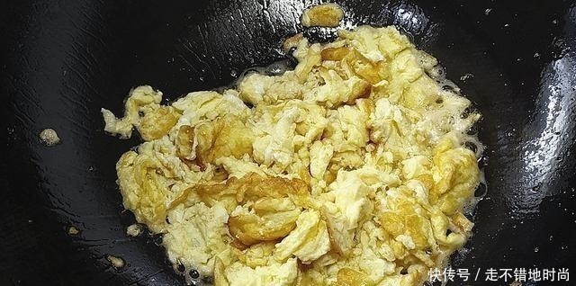 西红柿别再只是炒鸡蛋,和它一起做,开胃下饭,孩子点名要吃的菜