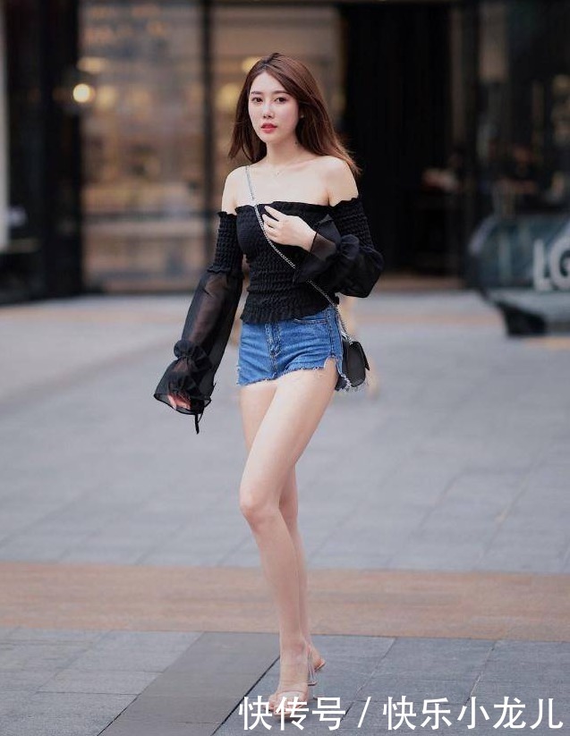 尽显|身材高挑的小姐姐,休闲穿搭黑色抹胸T恤,尽显时尚又迷人