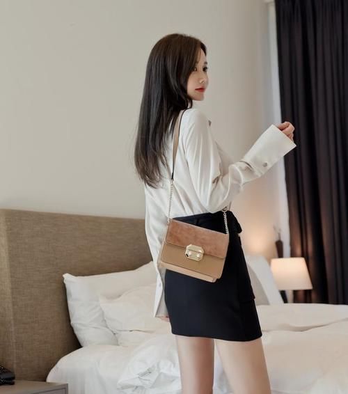 娉婷翻领真丝顺滑长袖衫搭配束腰包臀裙，展现孙允珠卓越多姿