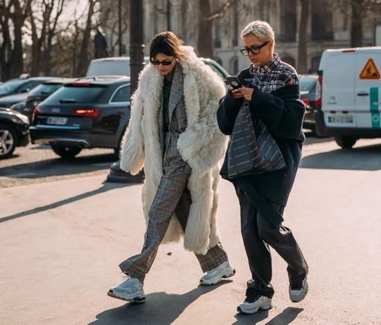 运动鞋才是冬日穿搭的标配 时髦精们都这在穿