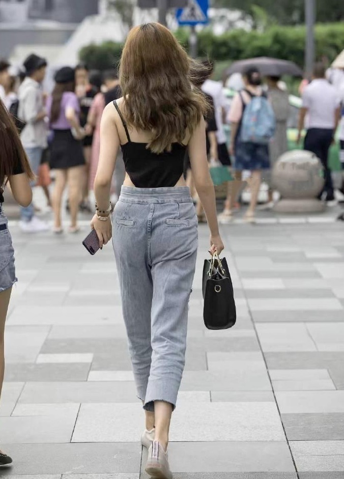 小姐姐|连体衣加牛仔裤迷人“腰线”,这样穿也太潮了