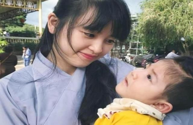 孕妇|小孩因病被父母遗弃饿成皮包骨,被网红收养后,现在怎样了