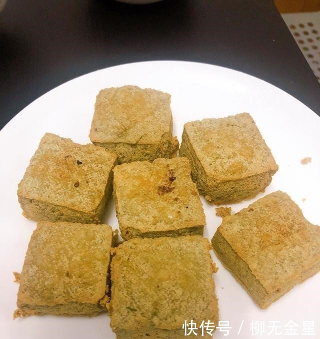  好吃|小吃摊上的炒臭豆腐一点也不差，外面烧焦，里面嫩，很好吃