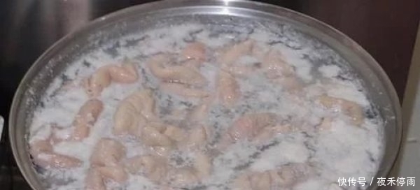 洗猪大肠,不加盐不加醋只需3样,大肠更干净,而且还没腥臭味