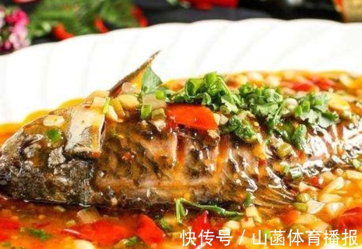 菜肴|红烧鲫鱼，颜色鲜亮味道浓郁，汤汁鲜美，此道菜肴适合给宝宝开胃