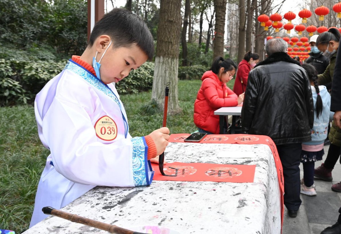 成都市书协&“虎跃新程”！上百名小小书法家人民公园挥毫泼墨，送出近600幅福字和春联