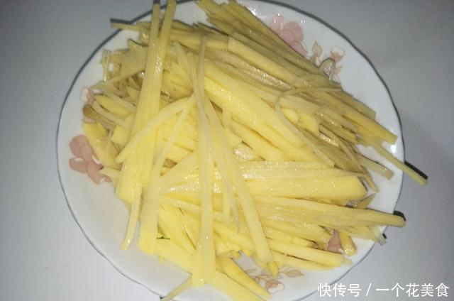 黄心土豆|炒土豆丝时，别只知道放醋，多加1味，更提味口感好