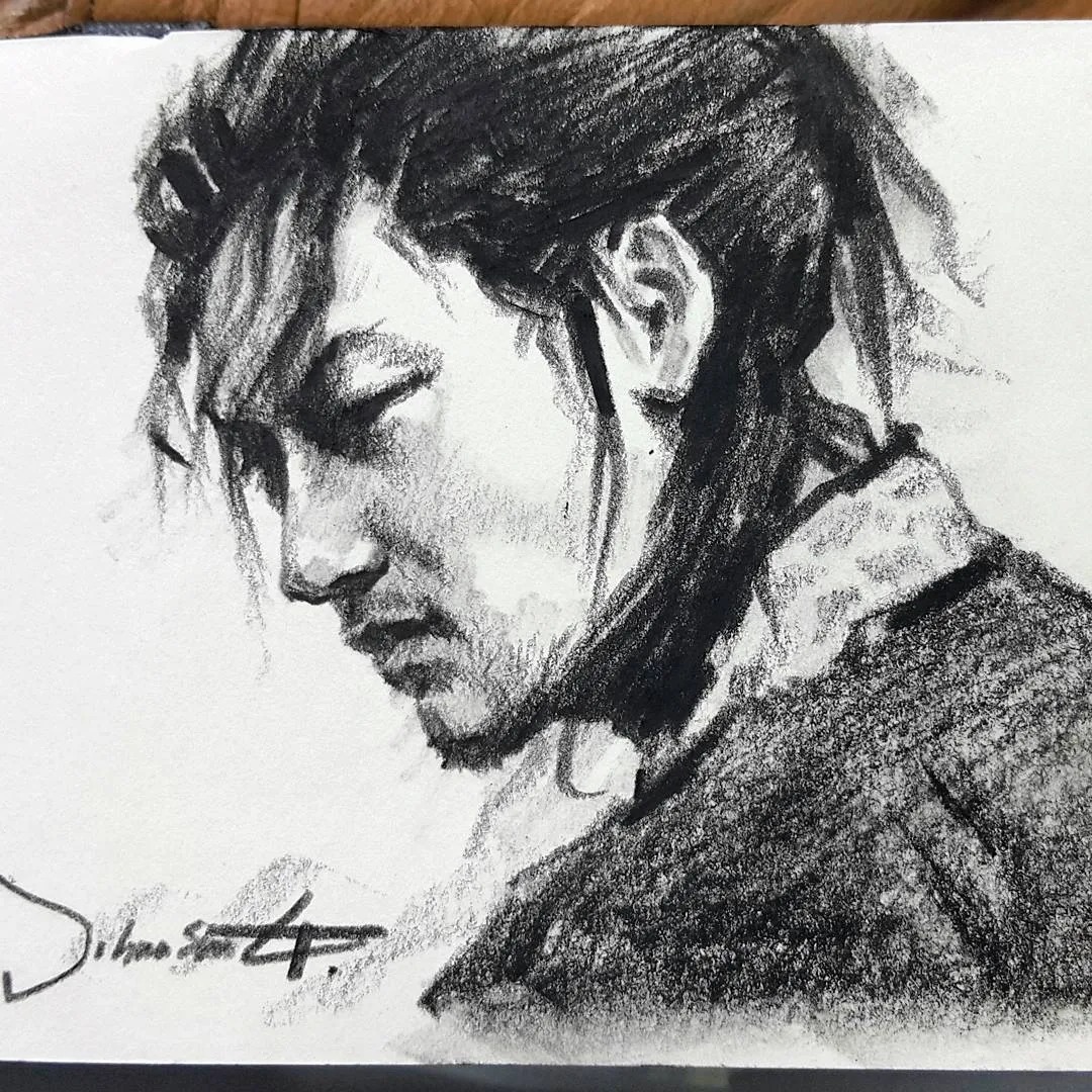 小孩童$画皮画骨难画魂,他用木炭条把肖像画活了