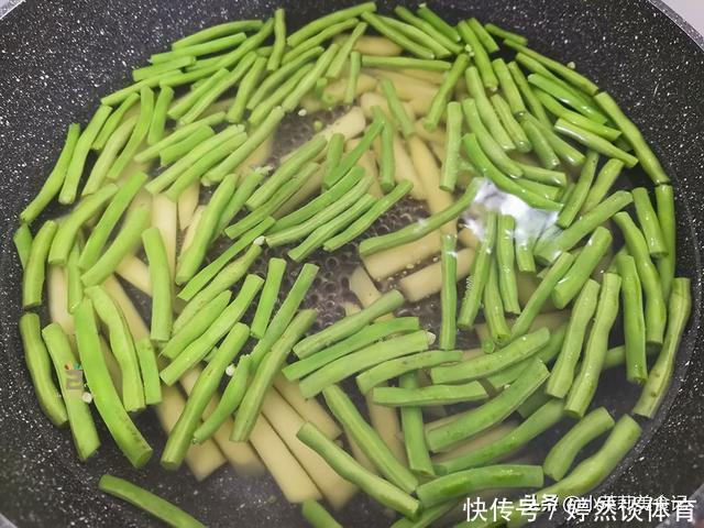 入秋后,这2样蔬菜一起炒,家人都爱吃,便宜又