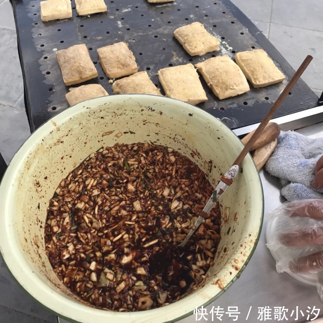 这款小吃,名字就像撒狗粮,单身狗:不急,等有对象了再来吃“”