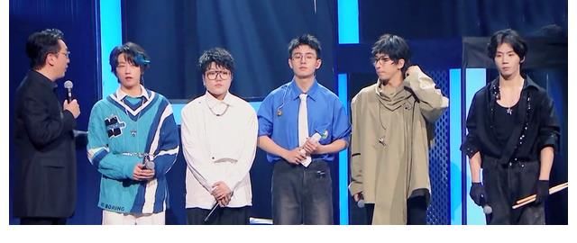 闪光的乐队：好声音学员被优待，王靖雯成宠儿，尚雯婕处境太尴尬