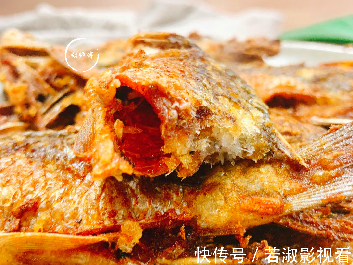 做法|炸鲫鱼时,有人裹面粉,有人直接炸,都不对!教您正确做法,真脆