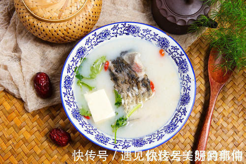 为啥饭店的鲫鱼汤那么好喝？谨记2个窍门，鱼汤鲜美奶白没腥味
